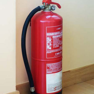 Môže byť hasiaci prístroj voľne postavený na podlahe?